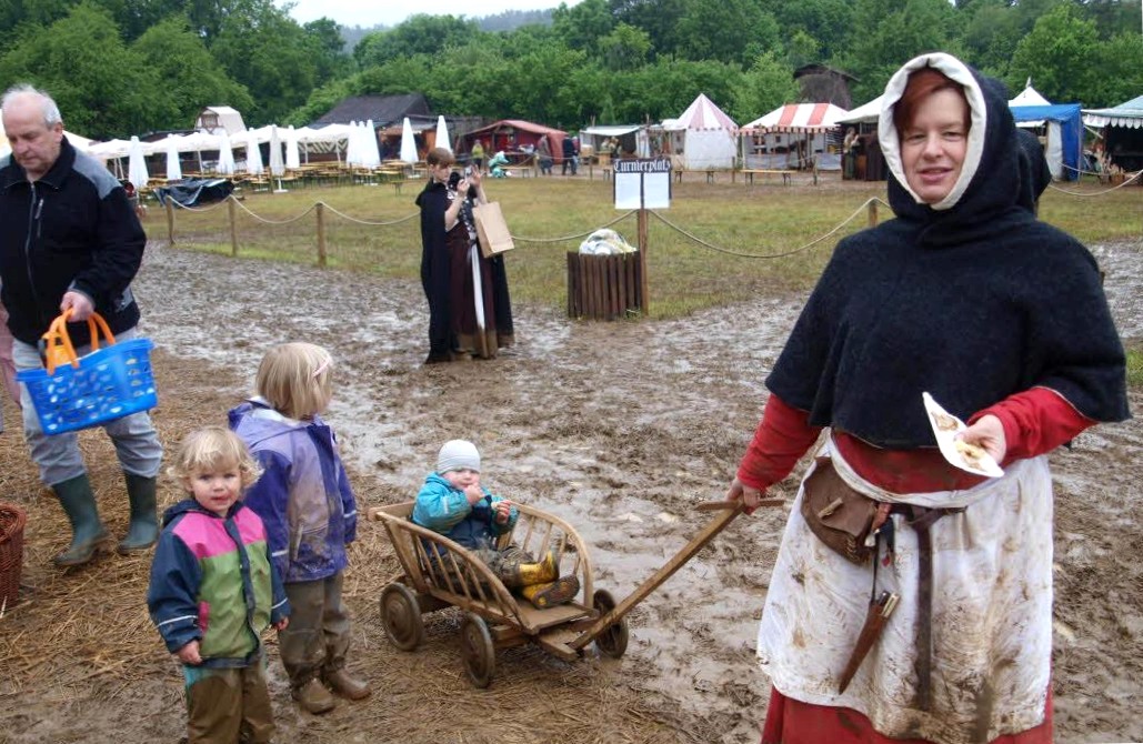 The medieval market sinks in the mud